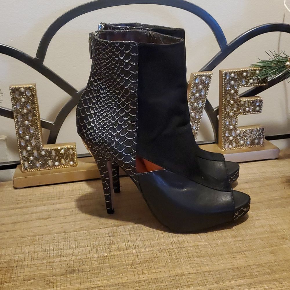 Charles BY Charles David Black Grey Cut Out Peep Toe Ankle Heeled Booties 7.5